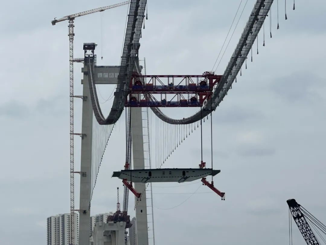 龙门大桥首榀双节段钢箱梁吊装完成- 要闻动态- 广西北部湾经济区规划 